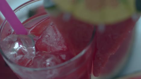 macros de hielo en la bebida con rodajas de sandía triangulares