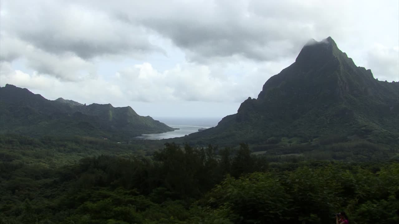 vista de la bahía de opunohu y el monte rotui desde el mirador de belvedere, isla de moorea, polinesia francesa