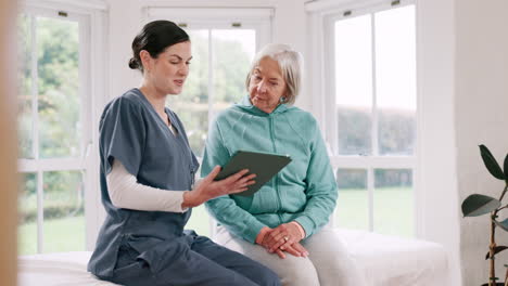 Frau,-Arzt-Und-Tablet-Mit-älterem-Patienten