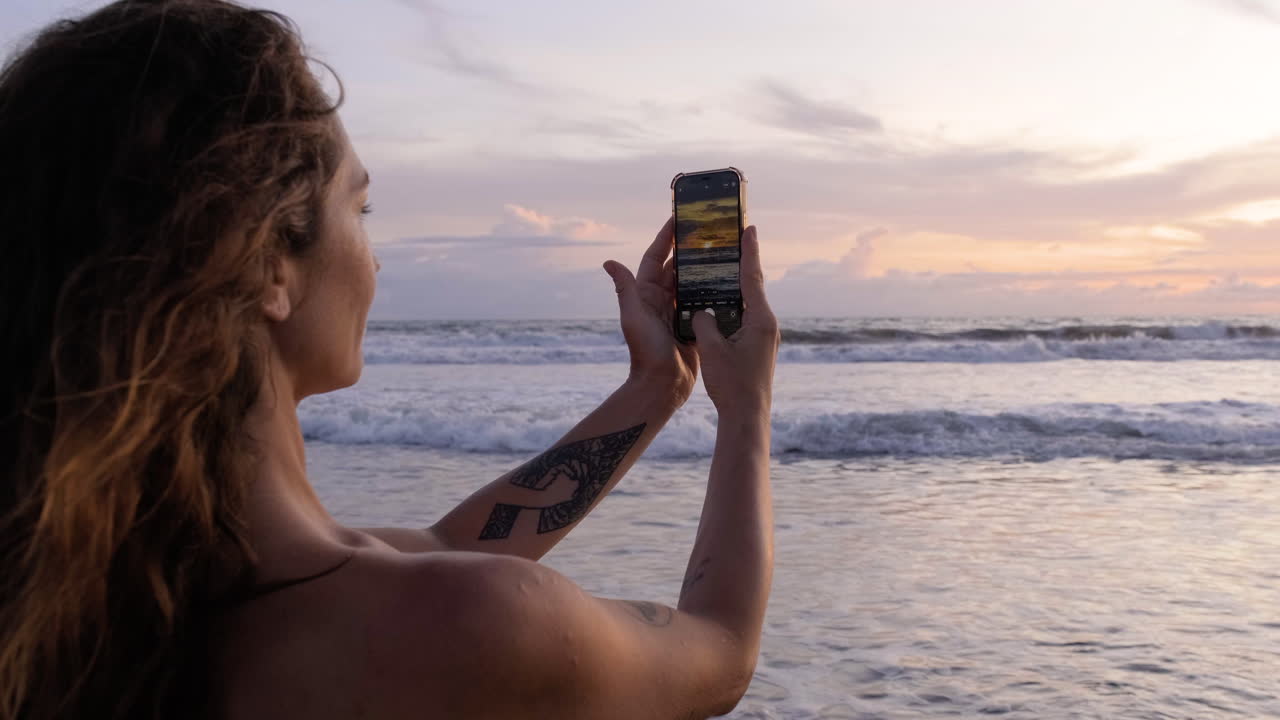 mujer tomando una foto de la playa