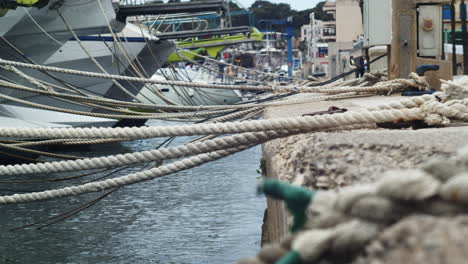 Seil-Verankertes-Boot-Im-Hafen-Von-Porto-Cristo-Auf-Der-Insel-Mallorca