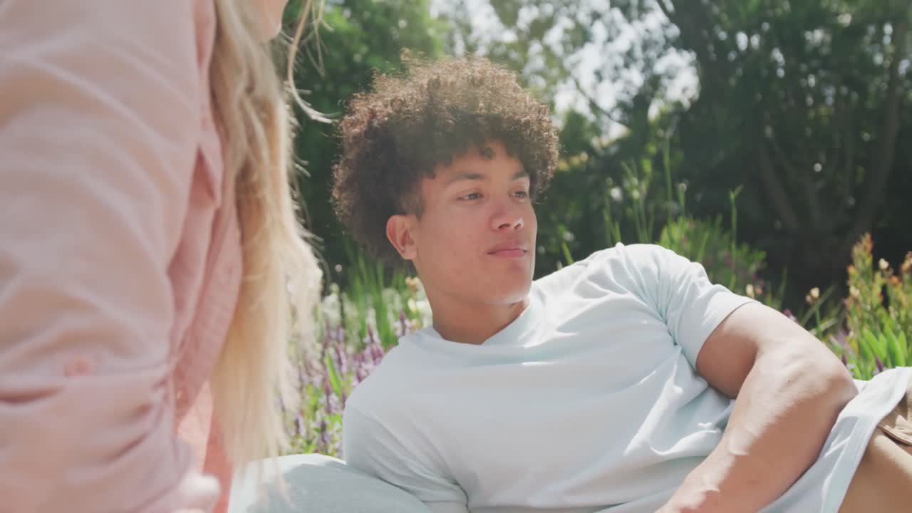 행복 한 다양한 커플 이  ⁇ 은 날 정원에서 피크닉 을 하고 있다