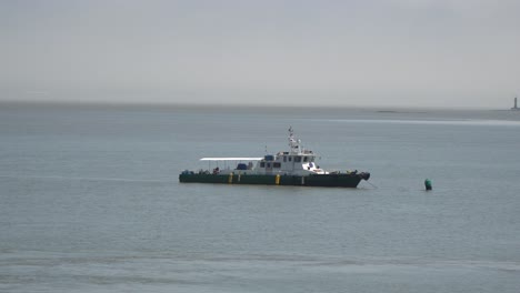lancha patrullera amarrada en aguas tranquilas del mar cerca de la isla de ganghwado en corea del sur