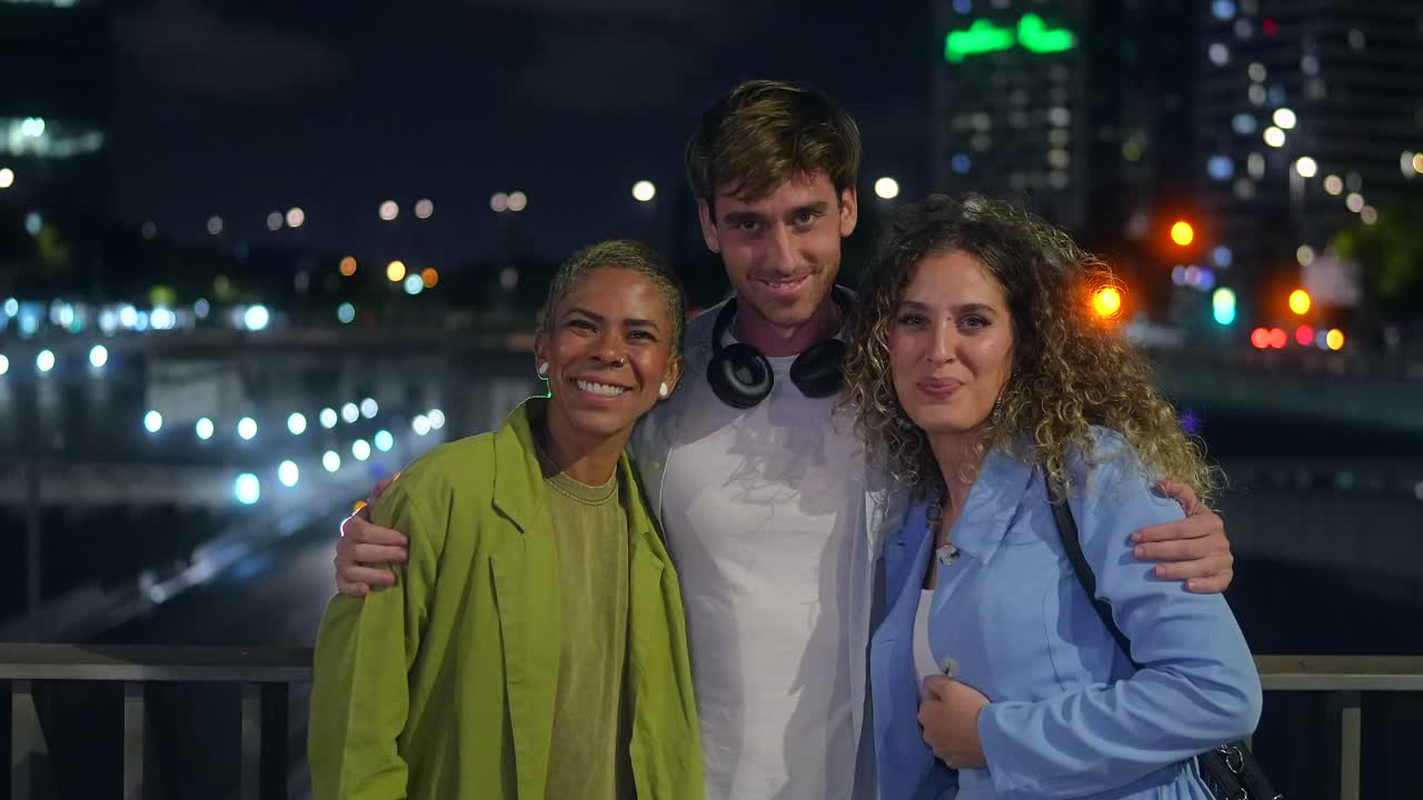 Amici che si godono una serata in città