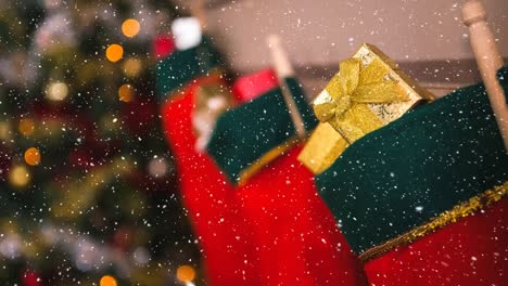 caída de nieve con la decoración de medias de navidad