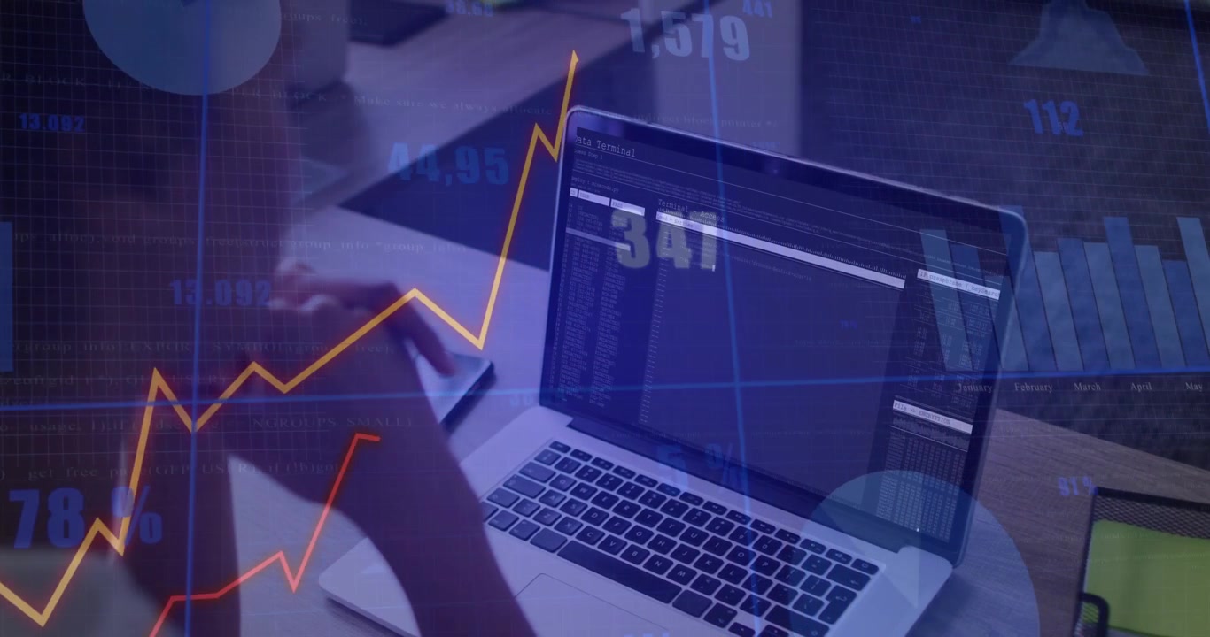 Analytiker övervakar en laptop-instrumentpanel, reagerar på ett stigande linjediagram samtidigt som dataöverlägg utvärderas