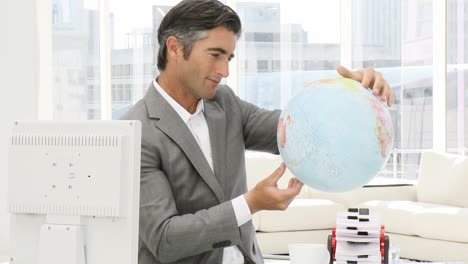 elegante hombre de negocios con un globo terrestre