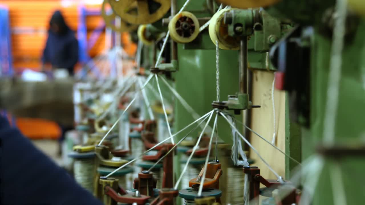 Worker working in rope making industry 4k