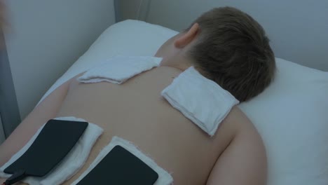 niño sometido a tratamiento de electroterapia