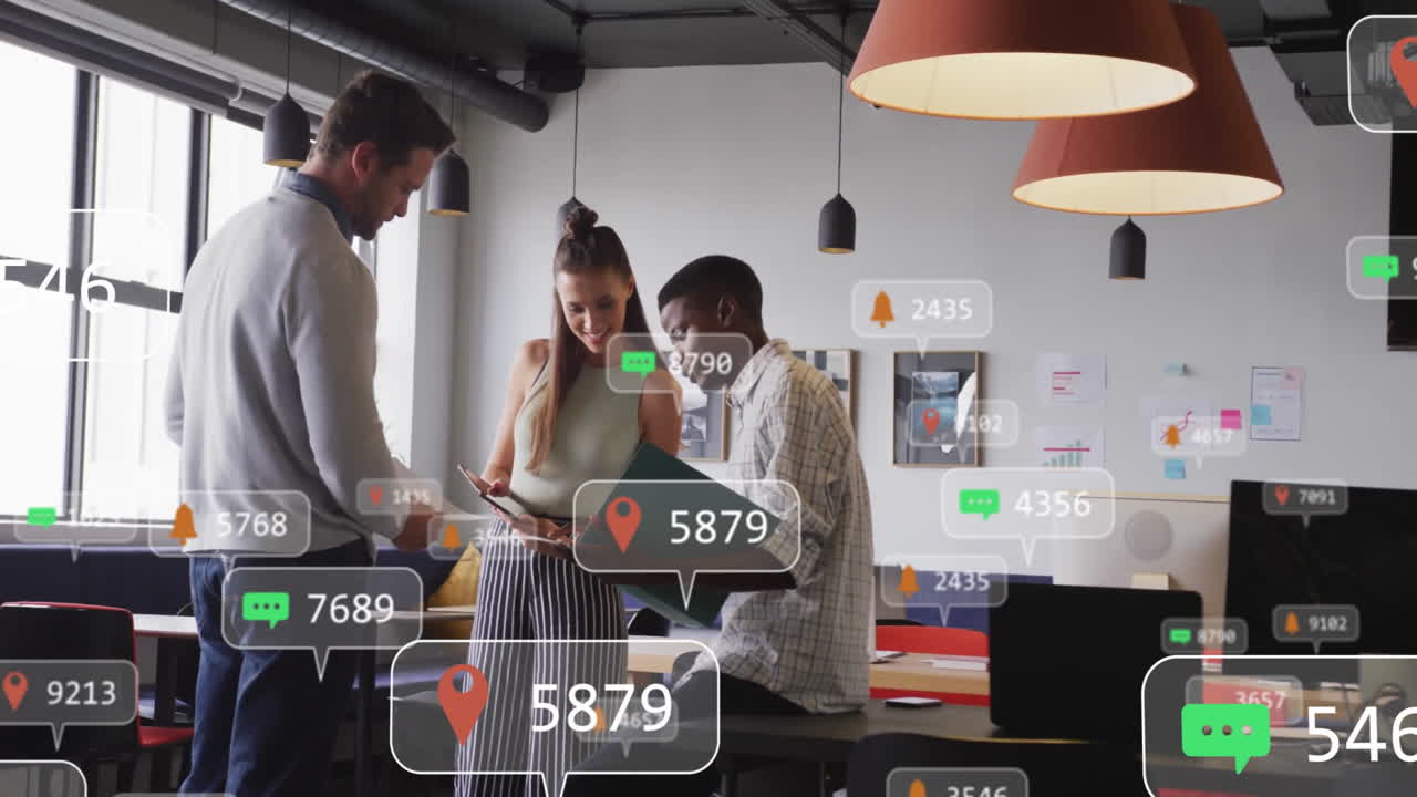 소셜 미디어 알림: 현대 사무실에서 협력하는 다양한 동료에 대한 애니메이션