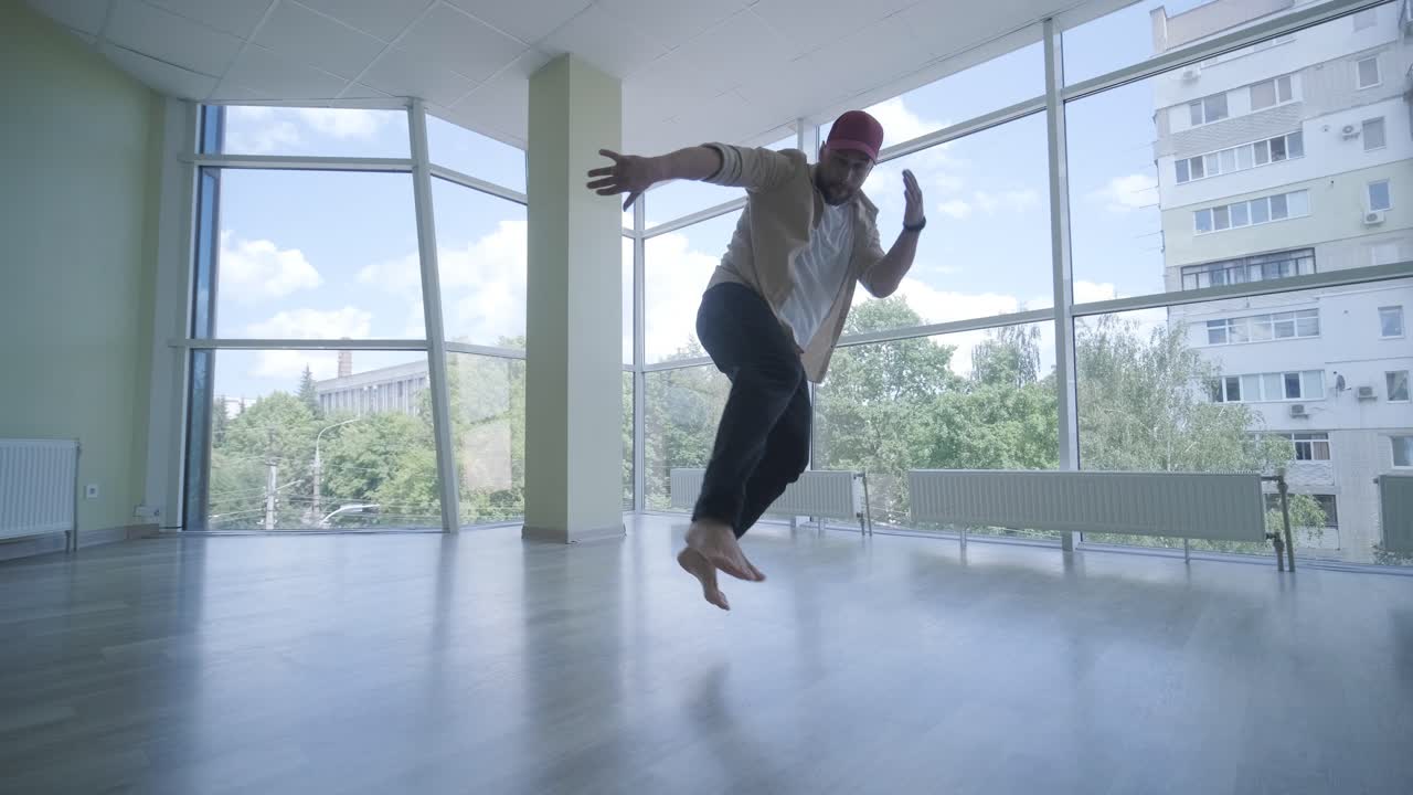 hombre bailando breakdance en un estudio moderno