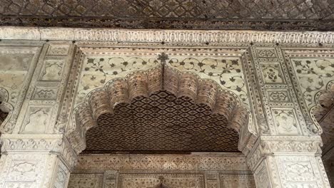 the various palaces inside the red fort and their craftsmanship.