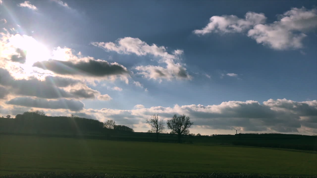 silueta del cielo en leicestershire con la campiña inglesa panorámica sobre el paddock pasadas ramas de ramitas de invierno
