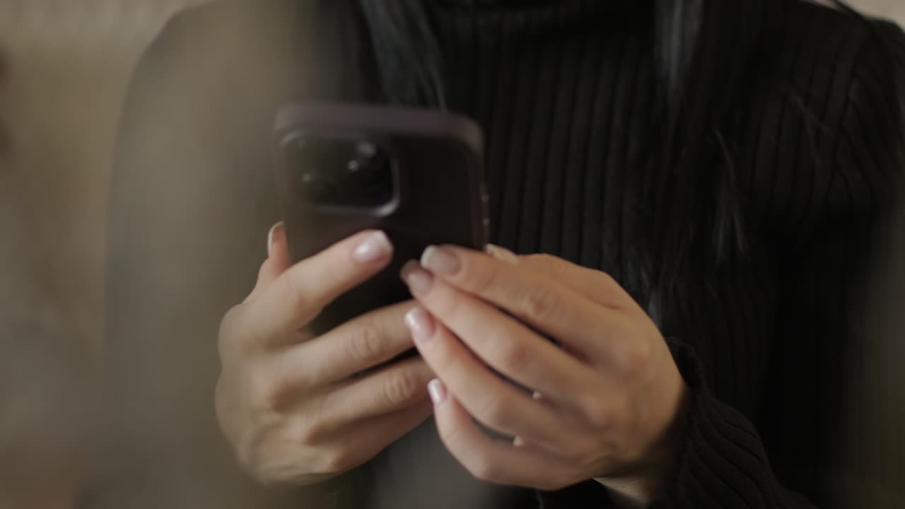 현대적인 사무실 환경에서 직업적인 여성, 일에 초점을 맞추고, 비즈니스 의상을 우아하게 입고, 사무실 장비와 우아한 인테리어로 둘러싸여 있습니다.