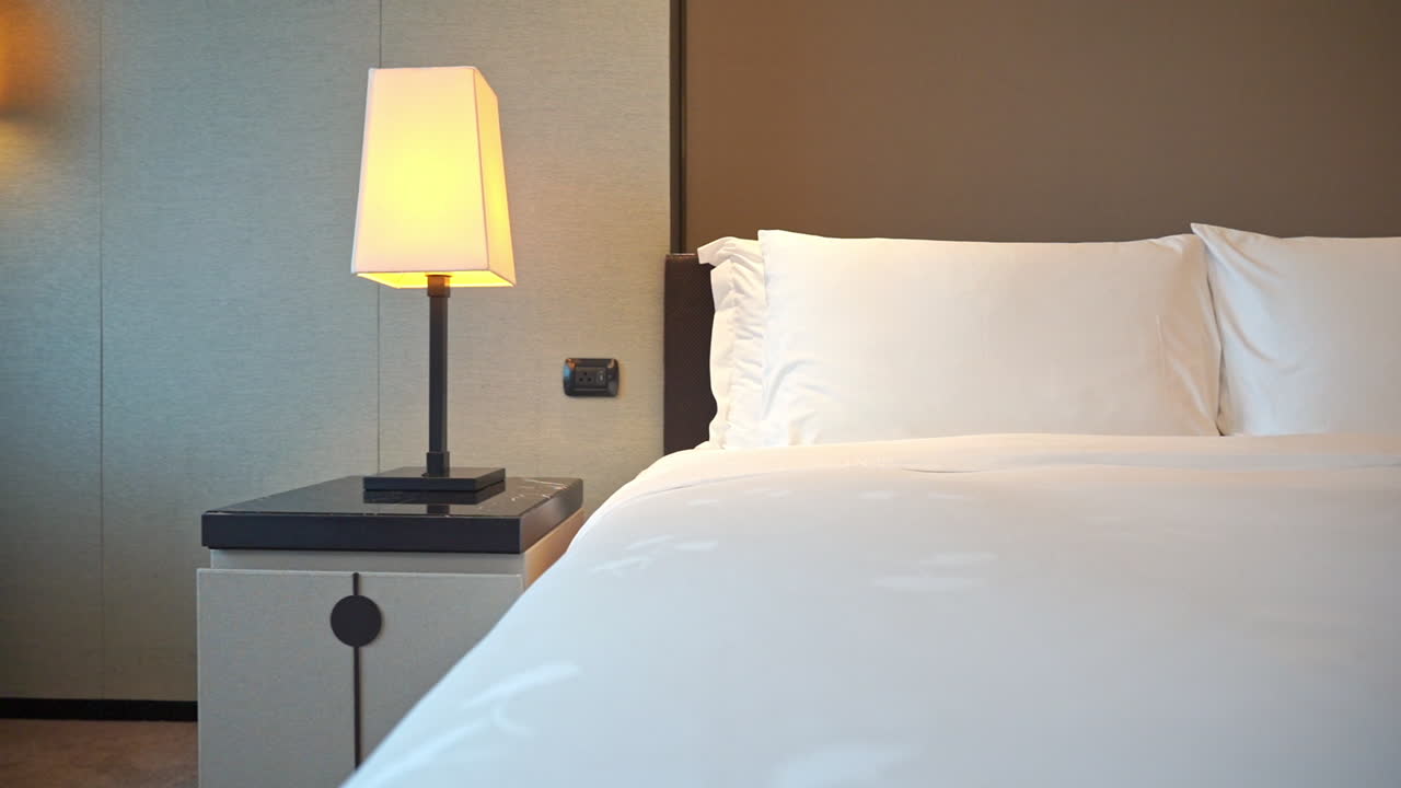 호텔 스위트 침대 위에서 왼쪽에서 오른쪽으로 이동