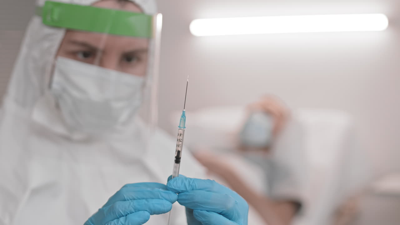 médico borroso liberando aire de la jeringa