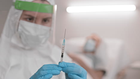 médico borroso liberando aire de la jeringa