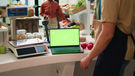 el tendero trabaja con pantalla verde.