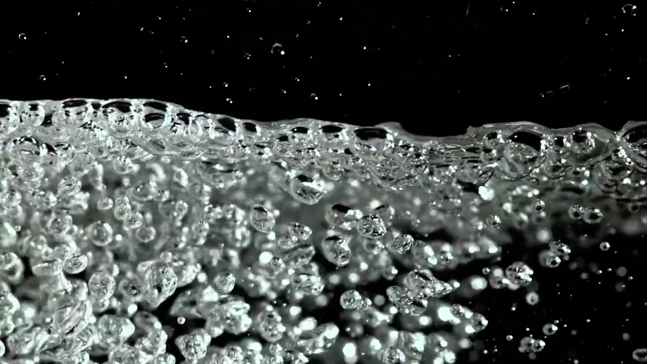 Scatto macro di bolle d'acqua effervescenti su sfondo nero