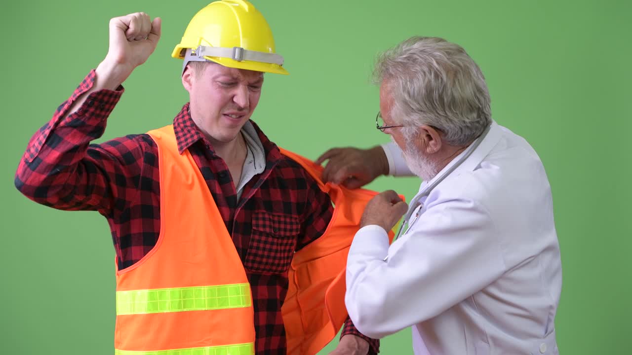 anciano barbudo médico consultor trabajador de la construcción hombre paciente