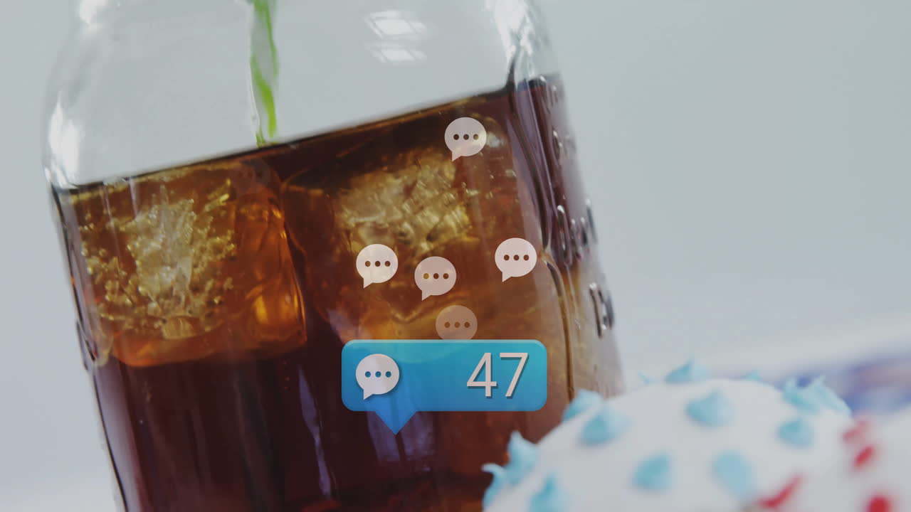 verter refresco en un vaso con notificaciones de las redes sociales animación sobre él