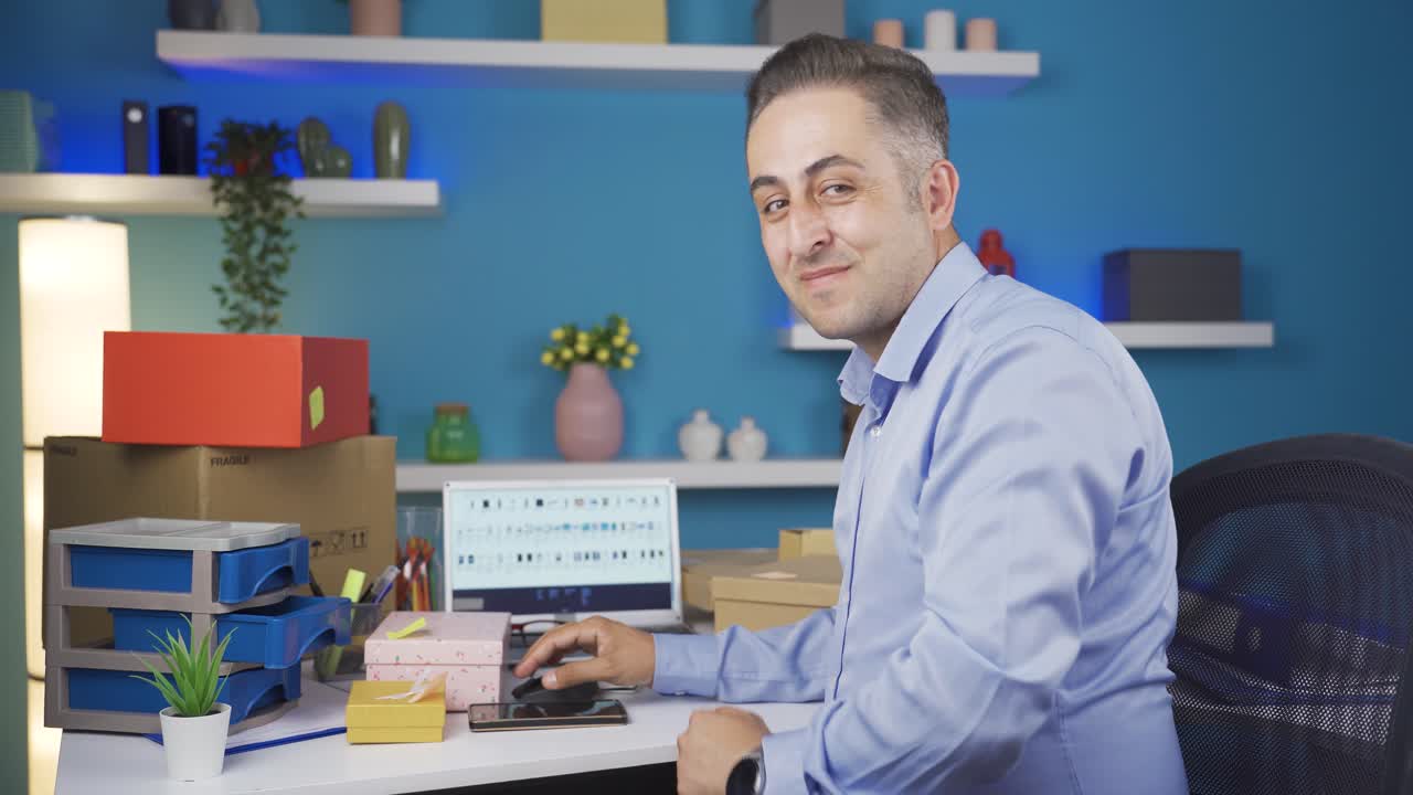 el hombre del comercio electrónico hace un gesto positivo a la cámara.