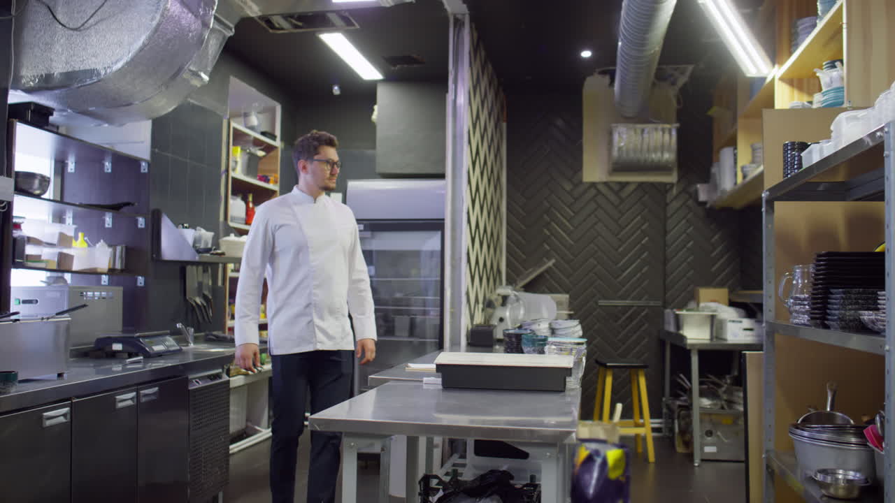 Chef iniciando jornada laboral en cocina de restaurante