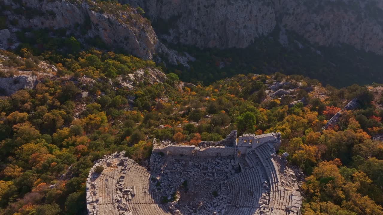 Rovine dell'antico teatro di Termessos messe in risalto dalla bellezza autunnale