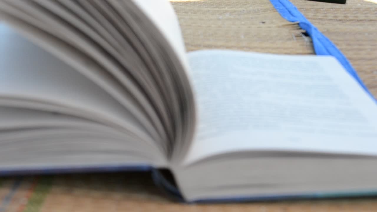 Un grande libro aperto.