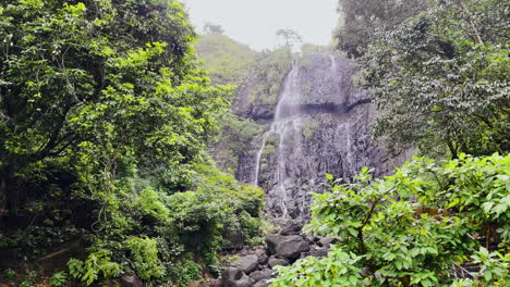 hipnotizante cascada de amboli rodeada de vegetación konkan maharashtra india 4k
