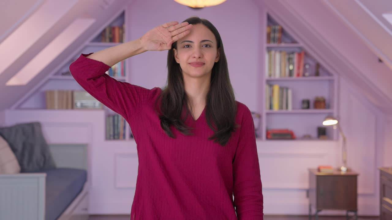 orgullosa mujer india saludando en el día de la república