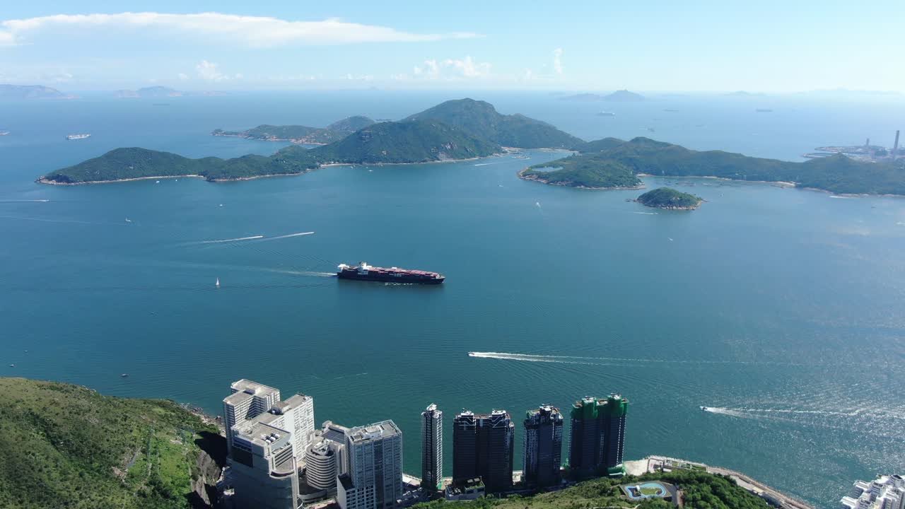 mega buque portacontenedores saliendo de la bahía de hong kong, vista aérea