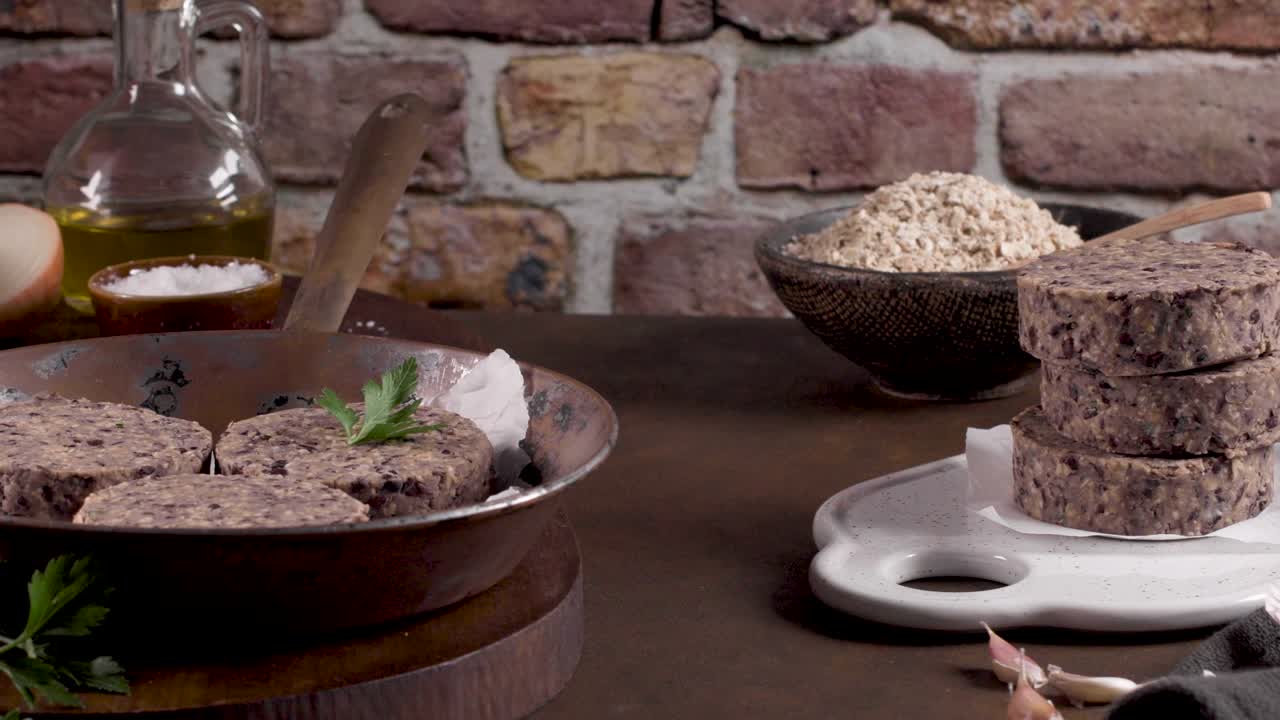 hamburguesa vegetal cruda con frijoles negros