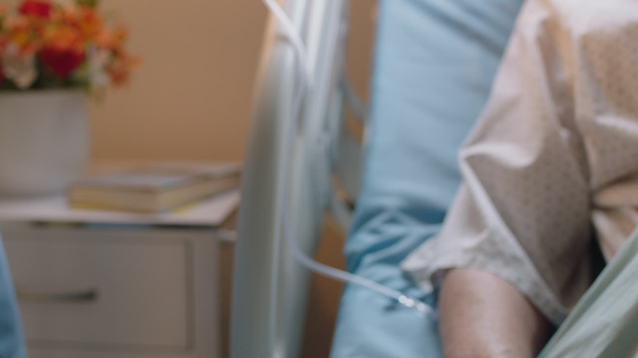 enfermera tocando la mano de una anciana en la cama del hospital mostrando afecto por el paciente anciano que se recupera de la enfermedad atención médica