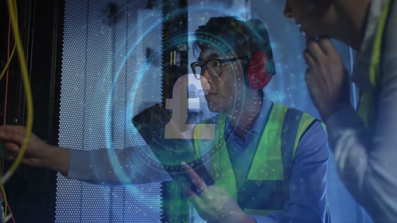 animación del procesamiento de datos y golpea a diversos trabajadores en la sala del servidor