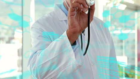 animación de procesamiento de datos médicos sobre un médico caucásico mayor sonriente con estetoscopio