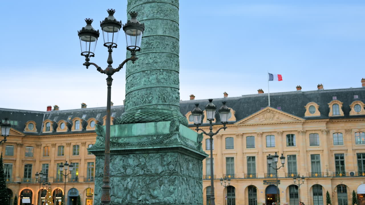 Paris şehir merkezindeki Vendome Meydanı, Fransa manzarası. Arka planda eski klasik binalar ve bulutlu gökyüzü ile Vendome Sütunu