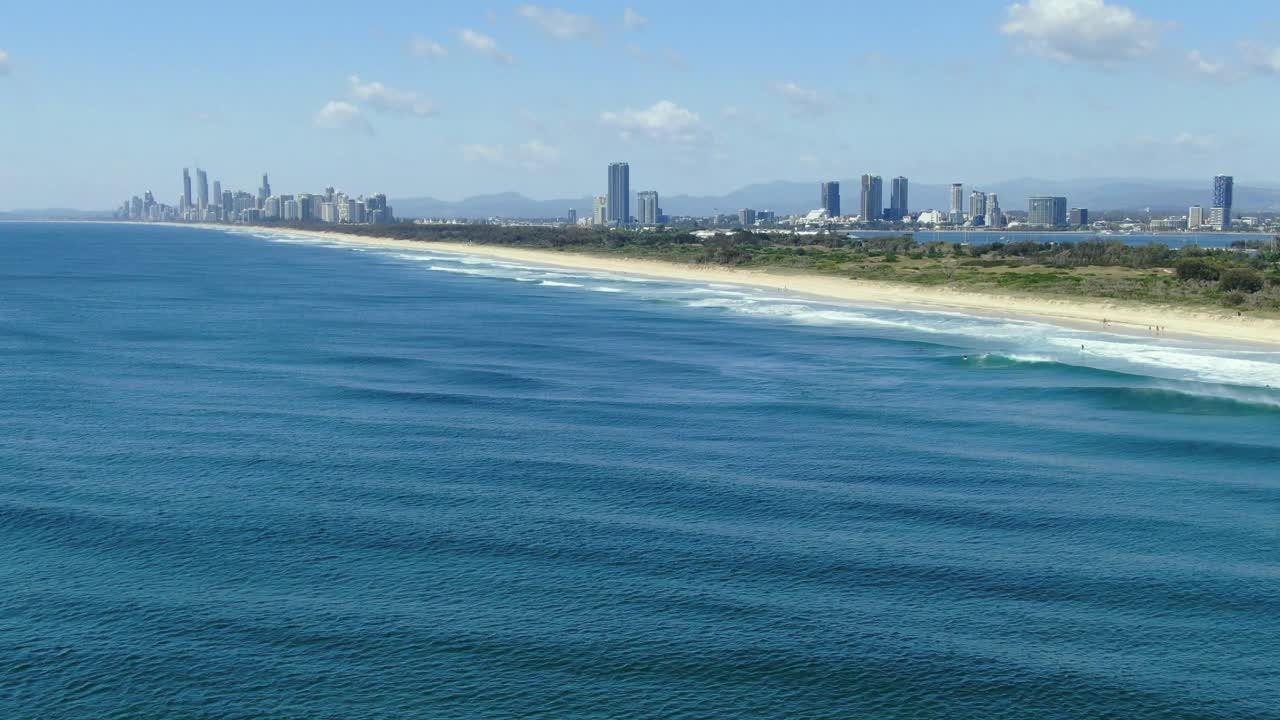 horizonte de surfers paradise en una mañana perfecta, zoom lento