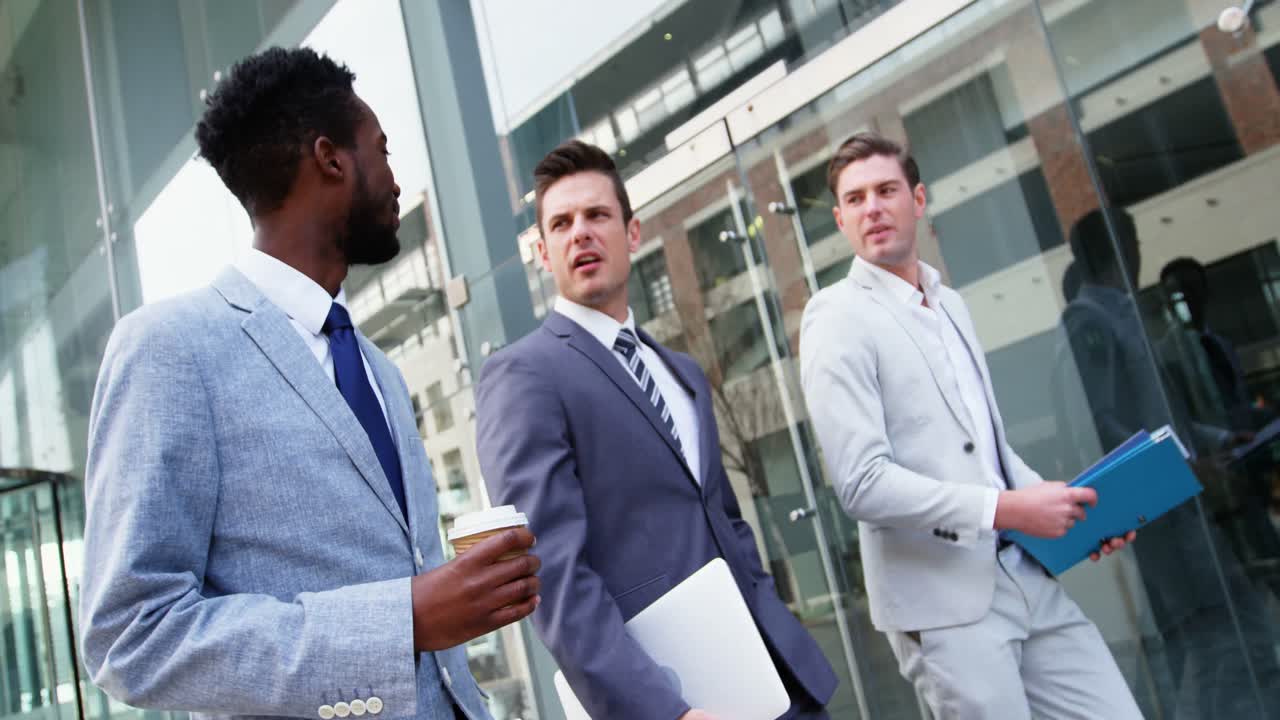 personas de negocios interactuando entre sí mientras caminan