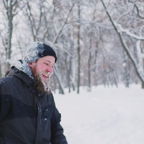 amigos divirtiéndose en una escena de invierno pelea de bolas de nieve 01