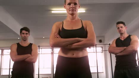 personas en forma posando en el gimnasio de crossfit
