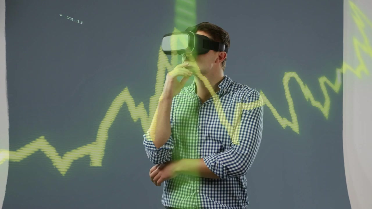 Homme avec un casque VR regardant en haut et à droite, suivant des graphiques financiers et des barres numériques, analysant les tendances