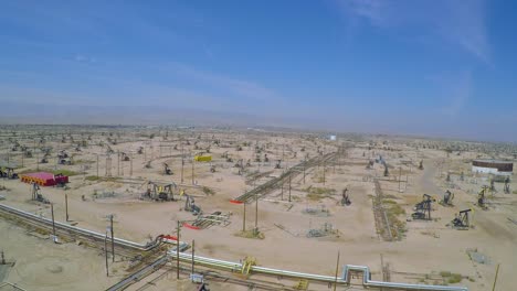 Increíble-Toma-Aérea-Sobre-Vastos-Campos-Petroleros-Y-Torres-De-Perforación-Cerca-De-Bakersfield,-California-5