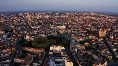 dijon francia amplia vista de la ciudad de drones en la hora dorada 4k 30p