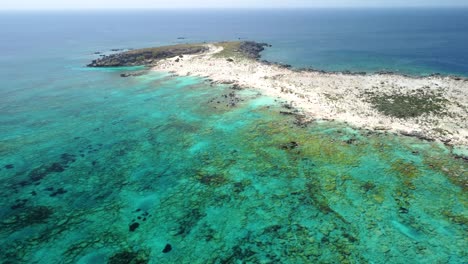 laguna elafonisi. creta, grecia. toma aérea de drones