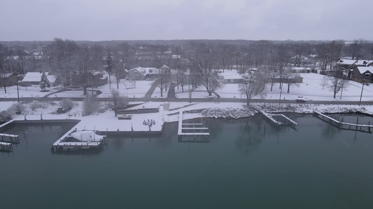 미국 미시간 주 디트로이트 강에 있는 그로세일 섬, 공중 드론 뷰가 뒤로 날아갑니다.