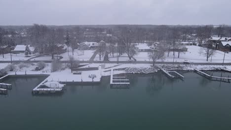isla grosse ile en el río detroit, michigan, estados unidos, vista aérea de drones volando hacia atrás