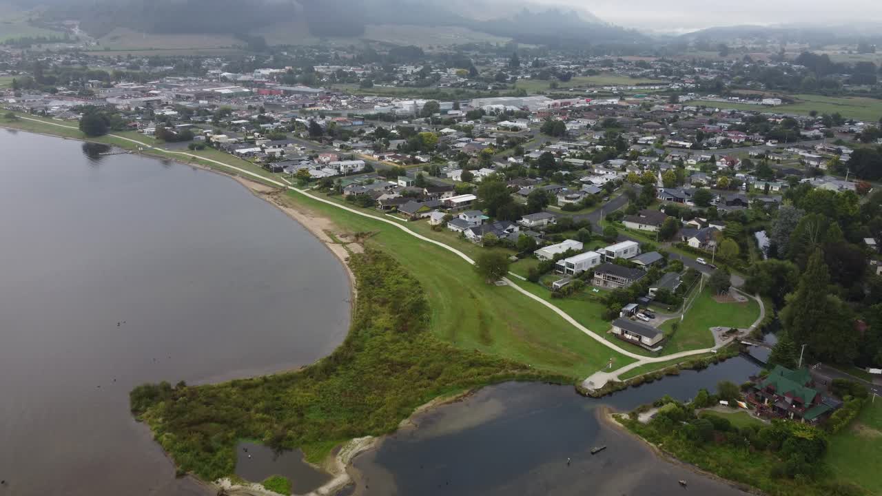 증기 유입구가 있는 호수 가장자리의 작은 마을