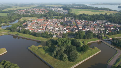 Wegfliegen-Von-Einer-Schönen-Holländischen-Stadt-Mit-Einer-Großen-Kirche-Im-Zentrum