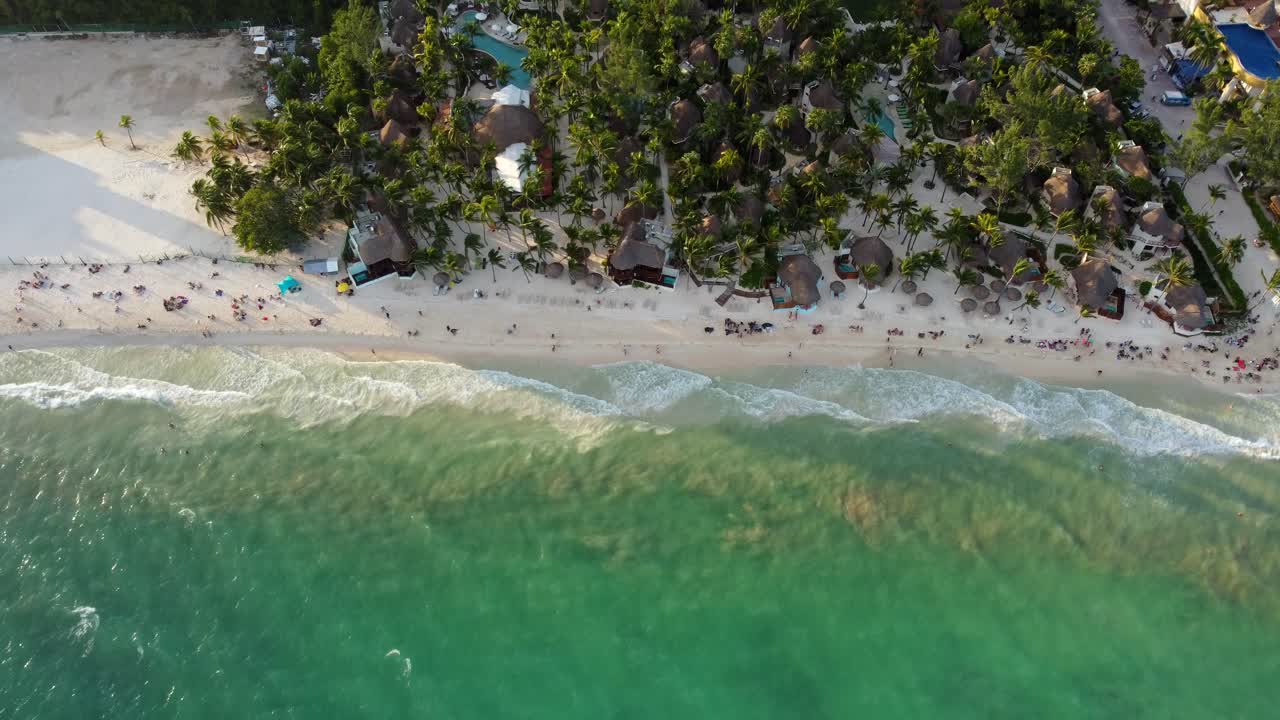 turistas descansando en la maravillosa costa arenosa de playa del carmen, méxico